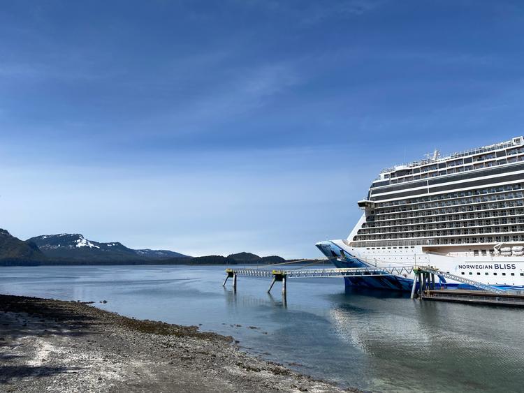 Alaskas hovedstad, Juneau, var et af de første steder i verden til at tilbyde landstrøm til krydstogtskibe. Det hjælper med til at mindske luftforureningen og værne om naturen.  