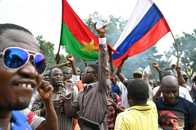 Tilhængere af det nye styre i Burkina Faso viste deres støtte til Rusland med russiske flag. Præsident Putin satser på støtte eller neutralitet fra hovedparten af de 54 afrikanske lande i FN.  Foto: Issouf Sanogo/Ritzau Scanpix
