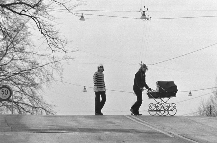 I november 1973 blev der indført bilfri søndage som led i en energispareplan, foranlediget af den verdensomspændende oliekrise. Her ligger Valby Bakke øde hen for bilister.  Krisen skildrer Chrsitian Kampmann i 'Familien Gregersen'. Foto: Morten Langkilde
