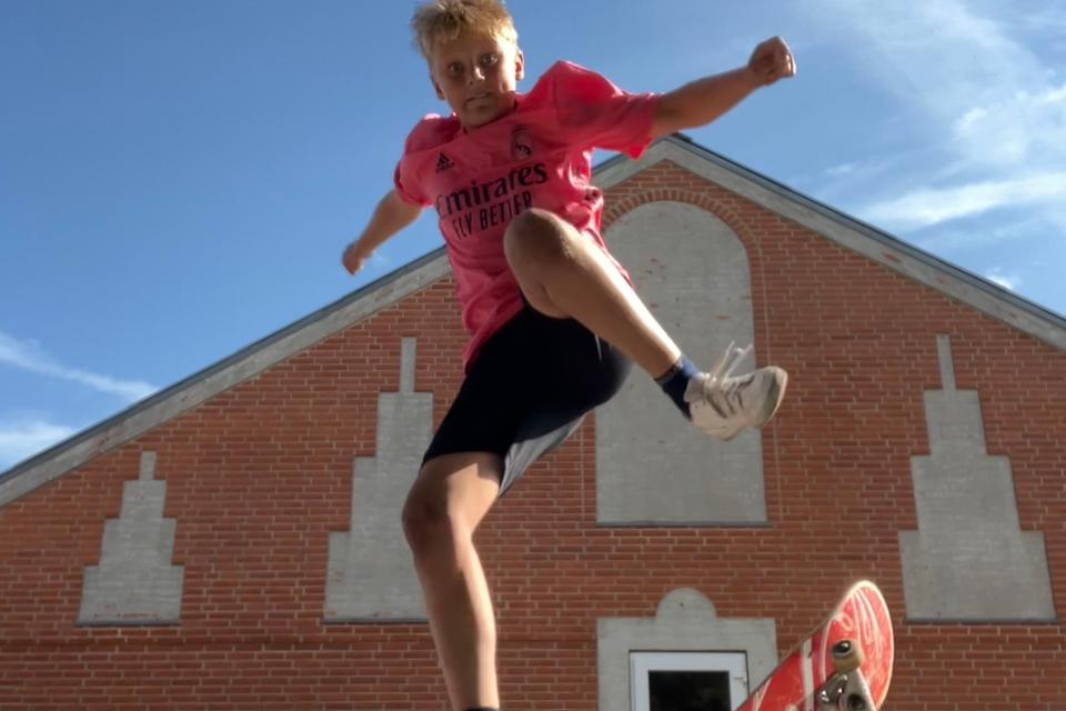 Otto og Bille havde selv skateboard med, og omgivelserne var ideelle til at øve sig på diverse tricks. Her er det Bille i luften. 