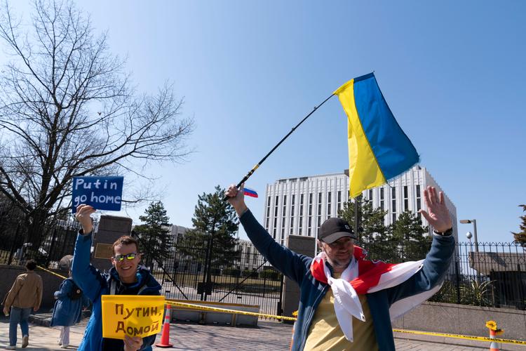 Den russiske ambassade i Washington i USA har ofte været mål for flere demonstrationer, vendt mod krigen i Ukraine. Arkivfoto. Foto: Jose Luis Magana/Ritzau Scanpix