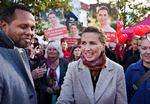 Nuuradiin Hussein, socialdemokratisk rådmand for job og velfærd i Aalborg og Mette Frederiksen deltager i Socialdemokratiets valgmøde før ophængning af valgplakater på Nytorv i Aalborg lørdag den 8. oktober 2022.  (Foto: Henning Bagger/Ritzau Scanpix)   Foto: Henning Bagger/Ritzau Scanpix