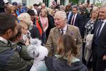 Britain's King Charles III meets members of the public as he arrives to attend a reception to thank the community of Aberdeenshire for their organisation and support following the death of Queen Elizabeth II at Station Square, the Victoria &amp; Albert Halls, in Ballater, on October 11, 2022. (Photo by Andrew Milligan / POOL / AFP) Foto: Andrew Milligan/Ritzau Scanpix