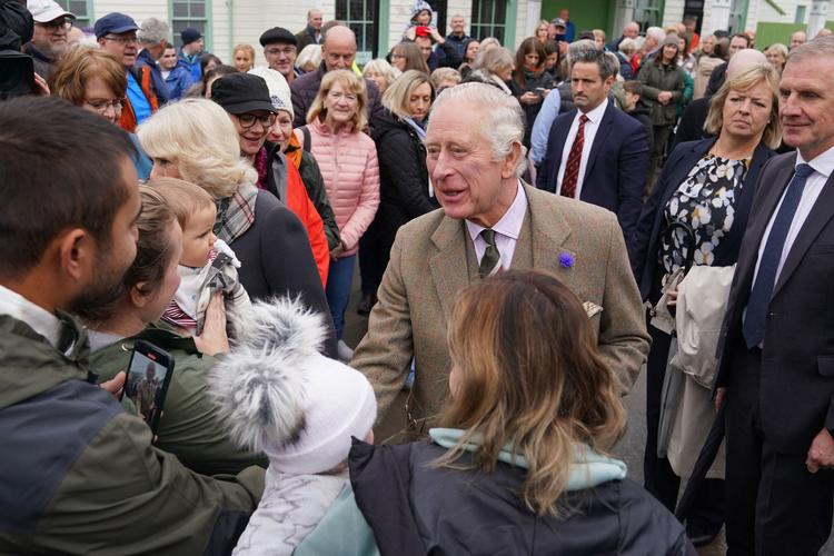 Britain's King Charles III meets members of the public as he arrives to attend a reception to thank the community of Aberdeenshire for their organisation and support following the death of Queen Elizabeth II at Station Square, the Victoria &amp; Albert Halls, in Ballater, on October 11, 2022. (Photo by Andrew Milligan / POOL / AFP) Foto: Andrew Milligan/Ritzau Scanpix