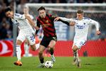 Jack Grealish bliver bremset af Marko Stamenic og Elias Jelert.   Foto: Jens Dresling