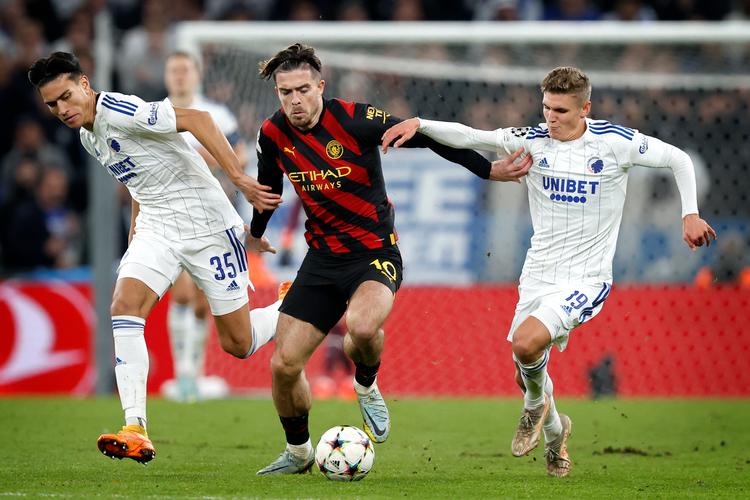Jack Grealish bliver bremset af Marko Stamenic og Elias Jelert.   Foto: Jens Dresling