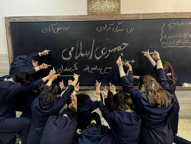 Ifølge The Guardin bliver piger helt ned i skolealderen arresteret af de iranske sikkerhedsstyrker for at deltage i de massive protester. Foto: Ritzau Scanpix
