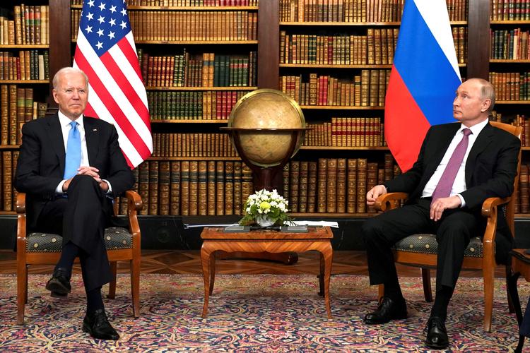 Joe Biden og Vladimir Putin fotograferet i Schweiz sidste år.  Foto: Kevin Lamarque/Ritzau Scanpix