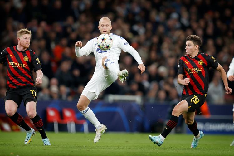 Nicolai Boilesen leverede en flot præstation tirsdag aften i Parken over for Julian Alvarez, Kevin De Bruyne og de andre City-spillere. Men han har mistet sit anførerbind. Foto: Jens Dresling