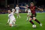 Manchester Citys offensive regissør Kevin De Bruyne, der her ses over for FC Københavns forsvarer Nicolai Boilesen, kedede sig i anden halvleg af Champions League-kampenb i Parken tirsdag aften. Foto: Christian Falck Wolff
