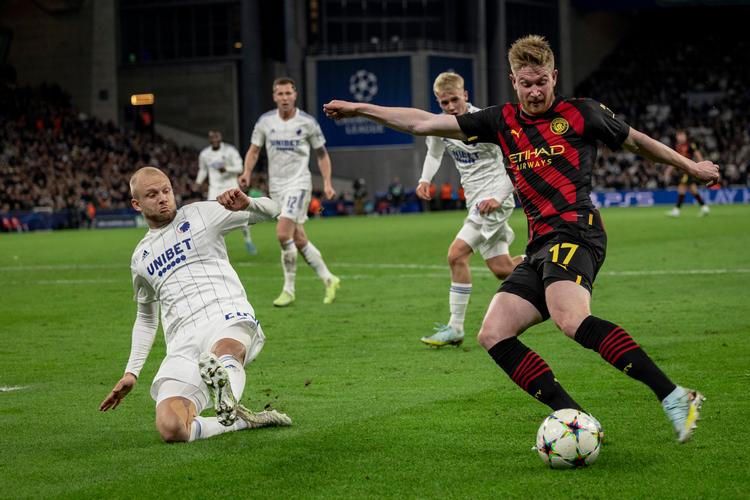 Manchester Citys offensive regissør Kevin De Bruyne, der her ses over for FC Københavns forsvarer Nicolai Boilesen, kedede sig i anden halvleg af Champions League-kampenb i Parken tirsdag aften. Foto: Christian Falck Wolff