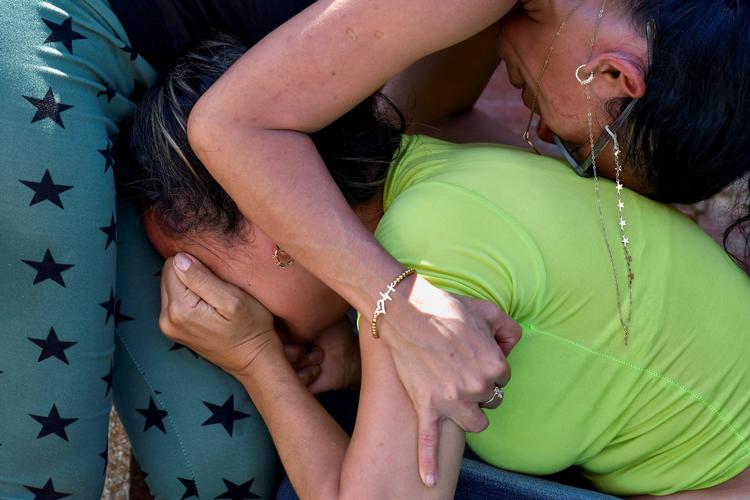 Pårørende er knuste efter et jordskred i Venezuela, der frygtes at have kostet op mod 100 mennesker livet. Foto: Gaby Oraa/Ritzau Scanpix