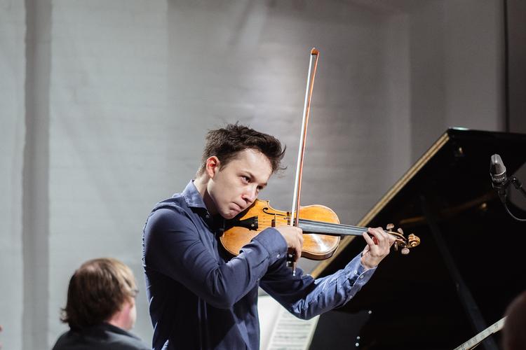Johan Dalene skiller sig ud fra mængden af andre gode violinister. Foto: Mads Dobel