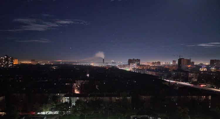 I den ukrainske hovedstad er en stor del af byen mørklagt under en af de rullende strømafbrydelser, landet er nødt til at indføre på grund af russernes bombeangreb mod elværker og infrastruktur. Foto: Eugene Kotenko/Ritzau Scanpix