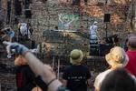 En kunstner optræder i ruinerne af kulturhuset i byen Yahidne, som blev ødelagt under et russisk angreb i juli. Overalt i Ukraine deltager frivillige i genopbygning af ødelagte kulturhuse og museer.    Foto: Viacheslav Ratynskyi/Ritzau Scanpix