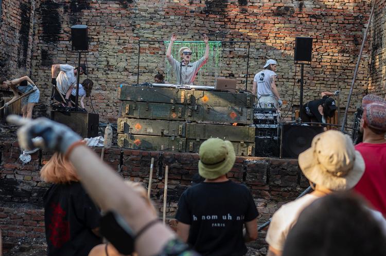 En kunstner optræder i ruinerne af kulturhuset i byen Yahidne, som blev ødelagt under et russisk angreb i juli. Overalt i Ukraine deltager frivillige i genopbygning af ødelagte kulturhuse og museer.    Foto: Viacheslav Ratynskyi/Ritzau Scanpix