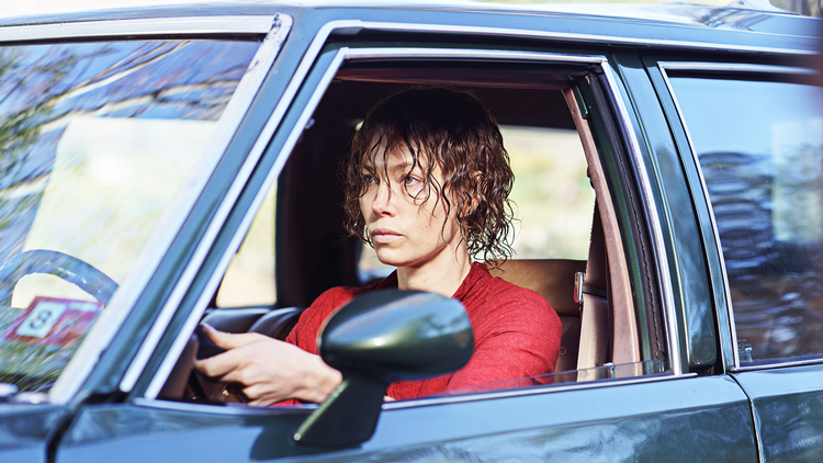 Facaden er ikke længere så munter efter en konfrontation med veninden. Candy, som spilles fremragende af Jessica Biel, er på glatis.  Foto: DIsney +