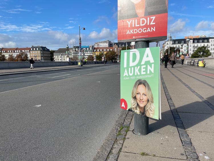 Ulovligt ophængt valgplakat af Ida Auken (S) på Dronning Louises Bro i København. Foto: /Berfin Erdem