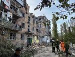 Russerne fortsætter deres beskydning af civile mål i Ukraine. Her er en beboelsesblok i Mykolaiv ramt torsdag morgen. Foto: Stringer/Ritzau Scanpix