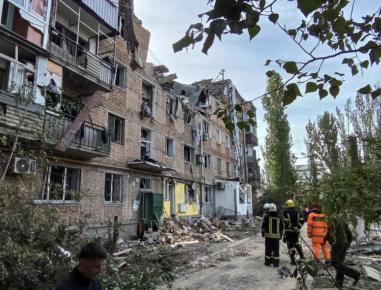 Russerne fortsætter deres beskydning af civile mål i Ukraine. Her er en beboelsesblok i Mykolaiv ramt torsdag morgen. Foto: Stringer/Ritzau Scanpix