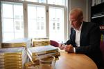 Lars Findsen signerer sin nye bog 'Spionchefen - Erindringer fra celle 18'. Foto: Emil Helms/Ritzau Scanpix
