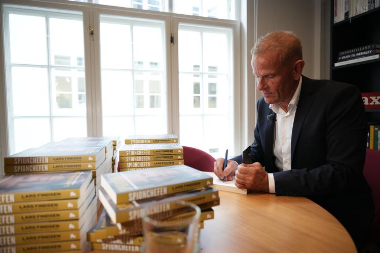 Lars Findsen signerer sin nye bog 'Spionchefen - Erindringer fra celle 18'. Foto: Emil Helms/Ritzau Scanpix