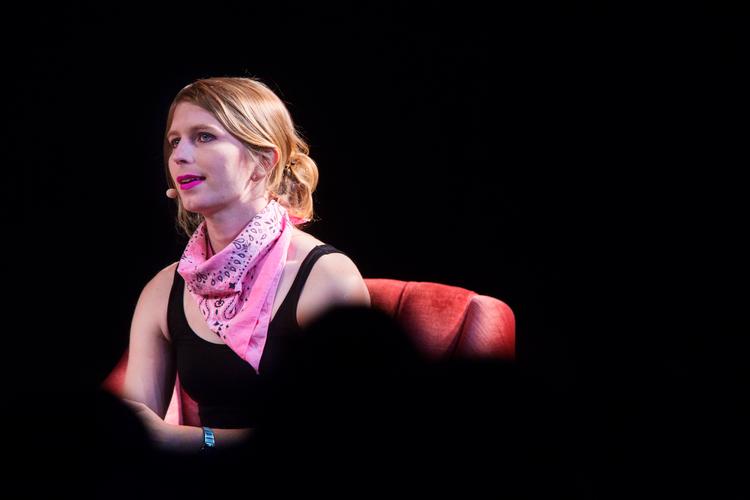 Whistleblower og aktivist Chelsea Manning deltog i 2018 i en samtale på Roskilde Festival, hvor hun blandt andet talte om etik og udfordringerne med maskinlæringsalgoritmer, ligesom hun fortalte om de breve, hun havde fået, mens hun sad i fængsel, fra transpersoner over hele verden, der rakte ud efter et forbillede, der turde bryde grænser. Arkivfoto Thomas Borberg