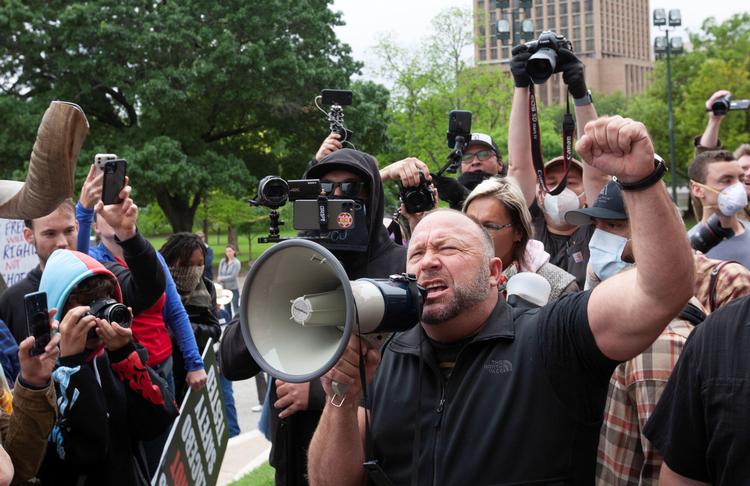 Alex Jones deltager også i gadeprotester som her i 2020 i en demonstration mod Texas' krav om, at borgerne blev hjemme for at stoppe spredningen af coronavirus.  Foto: Nuri Vallbona/Ritzau Scanpix