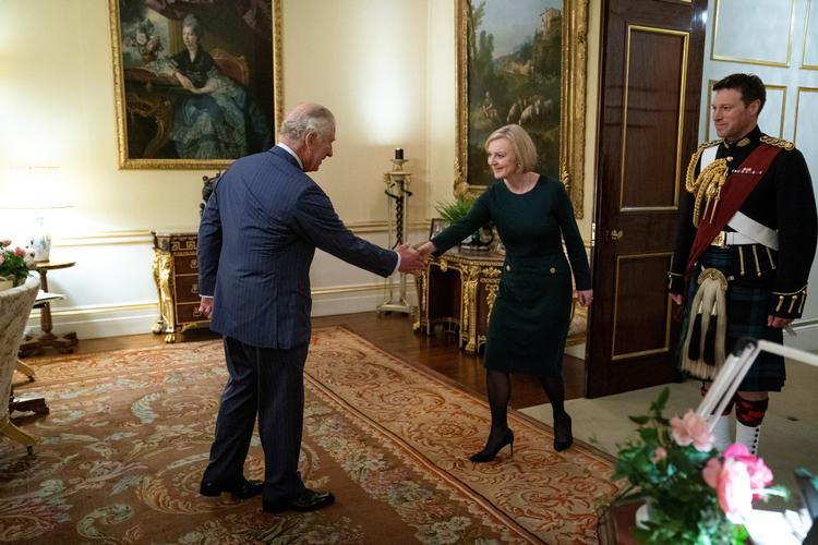 Kong Charles og Liz Truss mødtes onsdag aften i Buckingham Palace. Foto: Pool/Ritzau Scanpix