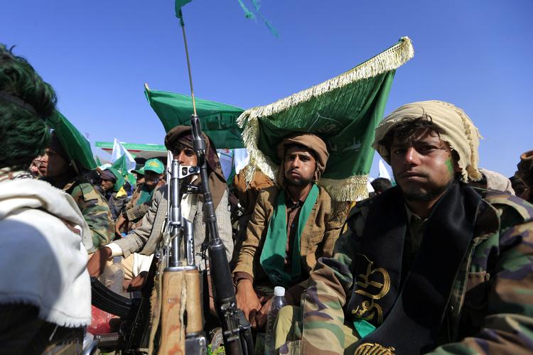 Yemen - ceremoni i hovedstaden Sana'a , der nu kontrolleres af Houthi-bevægelsen. Byen venter på, om våbenhvilen får en ny chaance, eller om krigen brager løs igen. Foto: Mohammed Huwais/Ritzau Scanpix