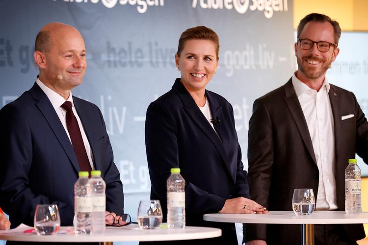     Ældre Sagen holder partilederdebat med fokus på ældreområdet. Konservative Folkepartis formand, Søren Pape Poulsen (C), Statsminister Mette Frederiksen (S) og Venstres formand, Jakob Ellemann-Jensen (V).   Foto: Jens Dresling