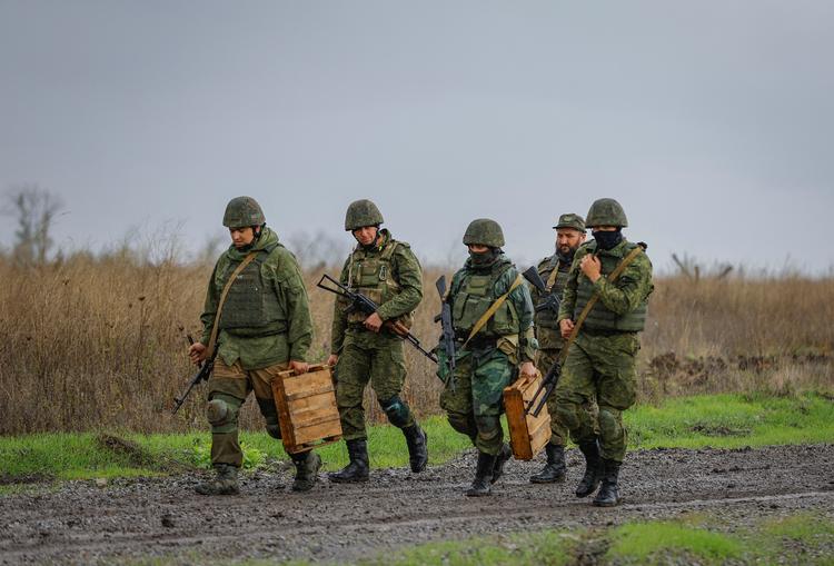 På billedet ses en gruppe reservister, der er indkaldt som en del af den delvise mobilisering, i gang med en øvelse i Donetsk-regionen.  Foto: Alexander Ermochenko/Ritzau Scanpix