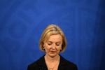 Presset på premierminister Liz Truss letter ikke. Hendes nye finansminister måtte søndag forsikre, at hun fortsat er Storbritanniens politiske leder, mens menige konservative parlamentsmedlemmer skærpede kritikken.
  Foto: Pool/Ritzau Scanpix