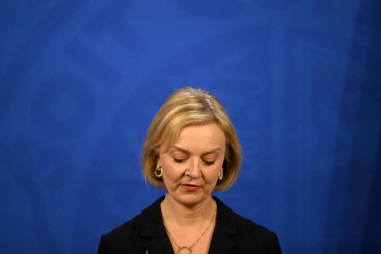 Presset på premierminister Liz Truss letter ikke. Hendes nye finansminister måtte søndag forsikre, at hun fortsat er Storbritanniens politiske leder, mens menige konservative parlamentsmedlemmer skærpede kritikken.
  Foto: Pool/Ritzau Scanpix