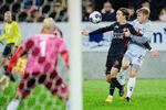 FC Midtjyllands Kristoffer Olsson i kamp med AC Horsens' David Kruse og målmand Matej Delac under superligakampen søndag aften mellem FC Midtjylland og AC Horsens på MCH Arena i Herning. Foto: Bo Amstrup/Ritzau Scanpix