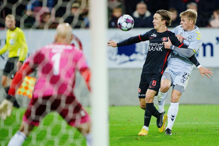 FC Midtjyllands Kristoffer Olsson i kamp med AC Horsens' David Kruse og målmand Matej Delac under superligakampen søndag aften mellem FC Midtjylland og AC Horsens på MCH Arena i Herning. Foto: Bo Amstrup/Ritzau Scanpix
