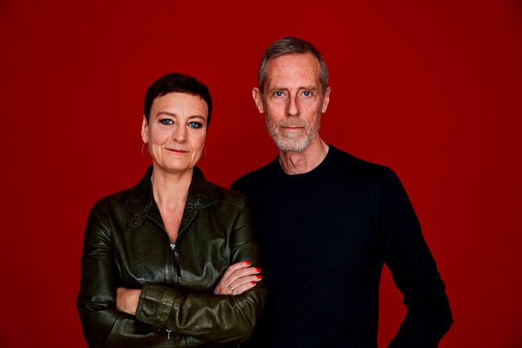 Janni Pedersen og Kim Faber har skrevet fire kriminalromaner sammen. Den første kom i 2019, og siden er det blevet til en om året. Foto: Thomas Howalt Andersen