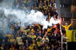 Tilskueren, der tændte et romerlys efter Brøndbys 1-0-scoring er identificeret af overvågningssystemet på stadion, selv om han efterfølgende forsøgte at skjule sin identitet ved at kravle tilbage blandt de øvrige tilskuere. Foto: Jens Dresling