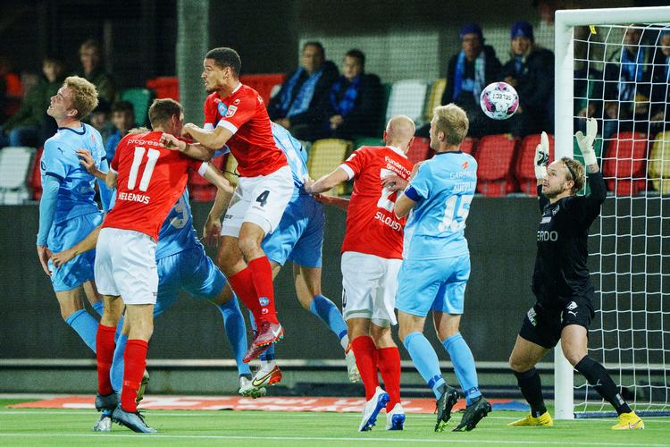 Efter et hjørnespark var det to Randers FC-spillere, der fik hovedet på bolden, inden den havnede i nettet til et selvmål. Foto: Bo Amstrup/Ritzau Scanpix