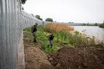 To politibetjente patruljerer grænsemuren langs Evros-floden, der adskiller Grækenland og Tyrkiet. Ifølge UNHCR har 4.751 migranter krydset floden for at søge asyl i Grækenland. Gennem årene er flere hundrede druknet i floden i forsøget på at nå EU. Foto: Giannis Papanikos/Ritzau Scanpix