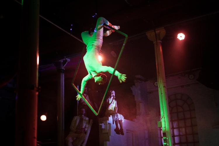 Der er magi i luften, når luftakrobaten møder sangeren (Michiel Tange van Leeuwen og Vera My). Foto: Rozbeh Zavari Foto: Rozbeh Zavari