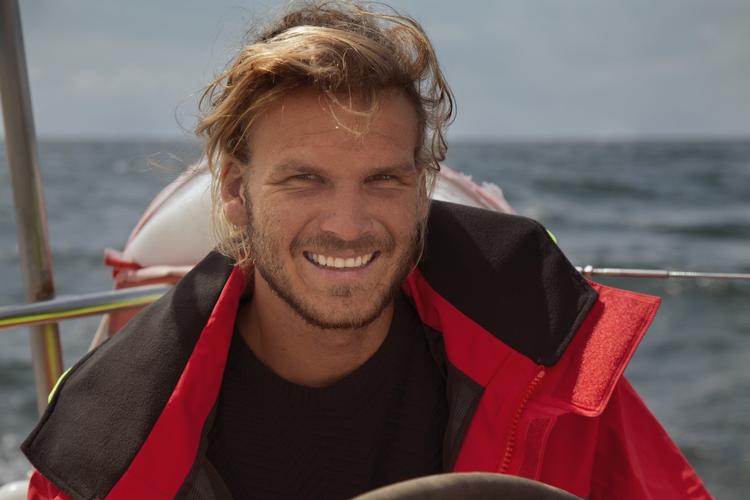 Lysten til langturssejlads har Emil Midé Erichsen ikke fra fremmede. Hans far, Mikkel Beha Erichsen, har - ligesom sin far, Troels Kløvedal - opholdt sig en stor del af livet på søen.  Foto: Marian Midé