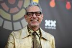 Jeff Goldblum kan smile så strålende, at han overskygger selv et guldoutfit som det, han var trukket i til et velgørenhedsarrangement i Los Angeles tidligere i år.  Foto: Richard Shotwell/Ritzau Scanpix
