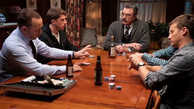 Tom Selleck (for bordenden) spiller Francis Reagan, der er familiens overhoved og byens øverste politichef som sin far før ham. Pr-foto: Viaplay 