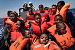     Middelhavet er blevet kaldt en af verdens største massegrave, fordi tusindvis af migranter og flygtninge er omkommet på havet i forsøg på at nå Europa. Flere end 1.520 flygtninge og migranter fra især Afrika og Mellemøsten skønnes i år at være omkommet i Middelhavet. Sidste år reddede græsrodsorganisationer flere end 46.000 i det centrale Middelhav. En af dem er tyske Sea-Watch, der med skibet 'Sea-Watch 2' spejder efter flygtninge i Middelhavet. Politiken er taget med på 'Sea-Watch 2'. Kvinder og børn.   Foto: Jacob Ehrbahn/Ritzau Scanpix