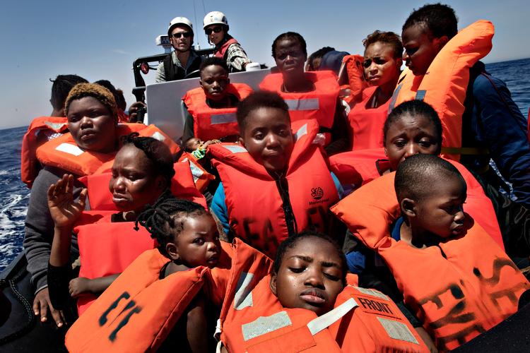    Middelhavet er blevet kaldt en af verdens største massegrave, fordi tusindvis af migranter og flygtninge er omkommet på havet i forsøg på at nå Europa. Flere end 1.520 flygtninge og migranter fra især Afrika og Mellemøsten skønnes i år at være omkommet i Middelhavet. Sidste år reddede græsrodsorganisationer flere end 46.000 i det centrale Middelhav. En af dem er tyske Sea-Watch, der med skibet 'Sea-Watch 2' spejder efter flygtninge i Middelhavet. Politiken er taget med på 'Sea-Watch 2'. Kvinder og børn.   Foto: Jacob Ehrbahn/Ritzau Scanpix