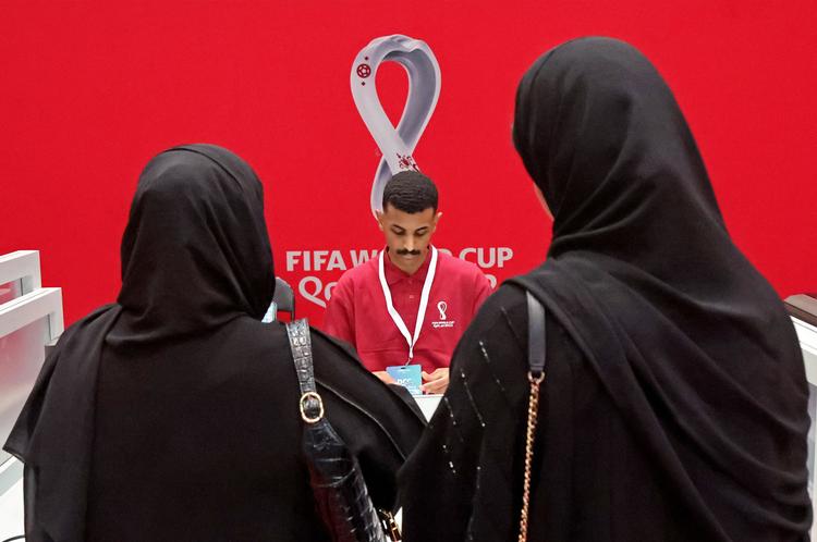 Kø i Qatar for at få en 'Hayya-kort' der giver adgang til kampe, til metro og til festival-zoner under det månedlange VM, der begynder 20. no ember.
 Foto: Karim Jaafar/Ritzau Scanpix