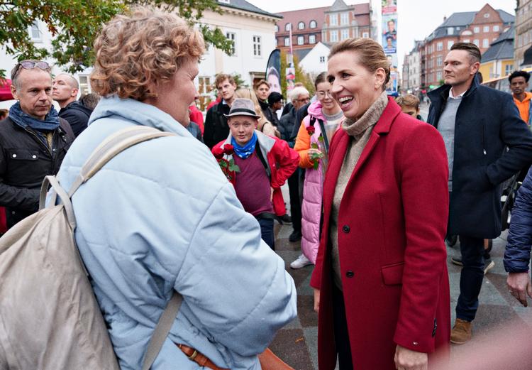 Mette Frederiksen fører valgkamp på livet løs for at få det bedst mulige valg for sig selv. Sådan er det ikke for alle hendes partifæller. Foto: Henning Bagger/Ritzau Scanpix