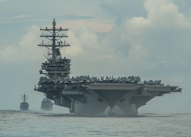 Et amerikansk hangarskib patruljerer det Filippinske Hav sammen med japanske krydsere i baggrunden. USA og Japan vil styrke deres militære tilstedeværelse i regionen for at modstå Kina og afvise et invasionsforsøg af Taiwan. Foto: Us Navy/Ritzau Scanpix