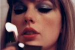 Med mørk makeup og dunkel midnatsstemning peger albumcoveret til ’Midnights’ væk fra den nuttede og akustiske skovtur med uldjakke på 'Folklore' og 'Evermore'. Foto: Universal Music Danmark